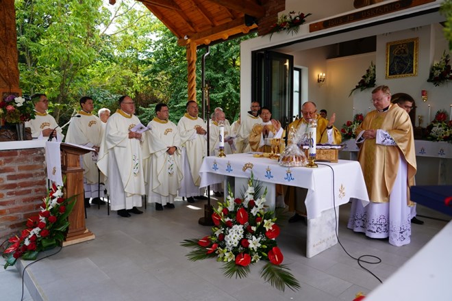 ​Podravski Jeruzalem: Mons. Jagodziński svečano okrunio sliku Gospe od Kalvarije